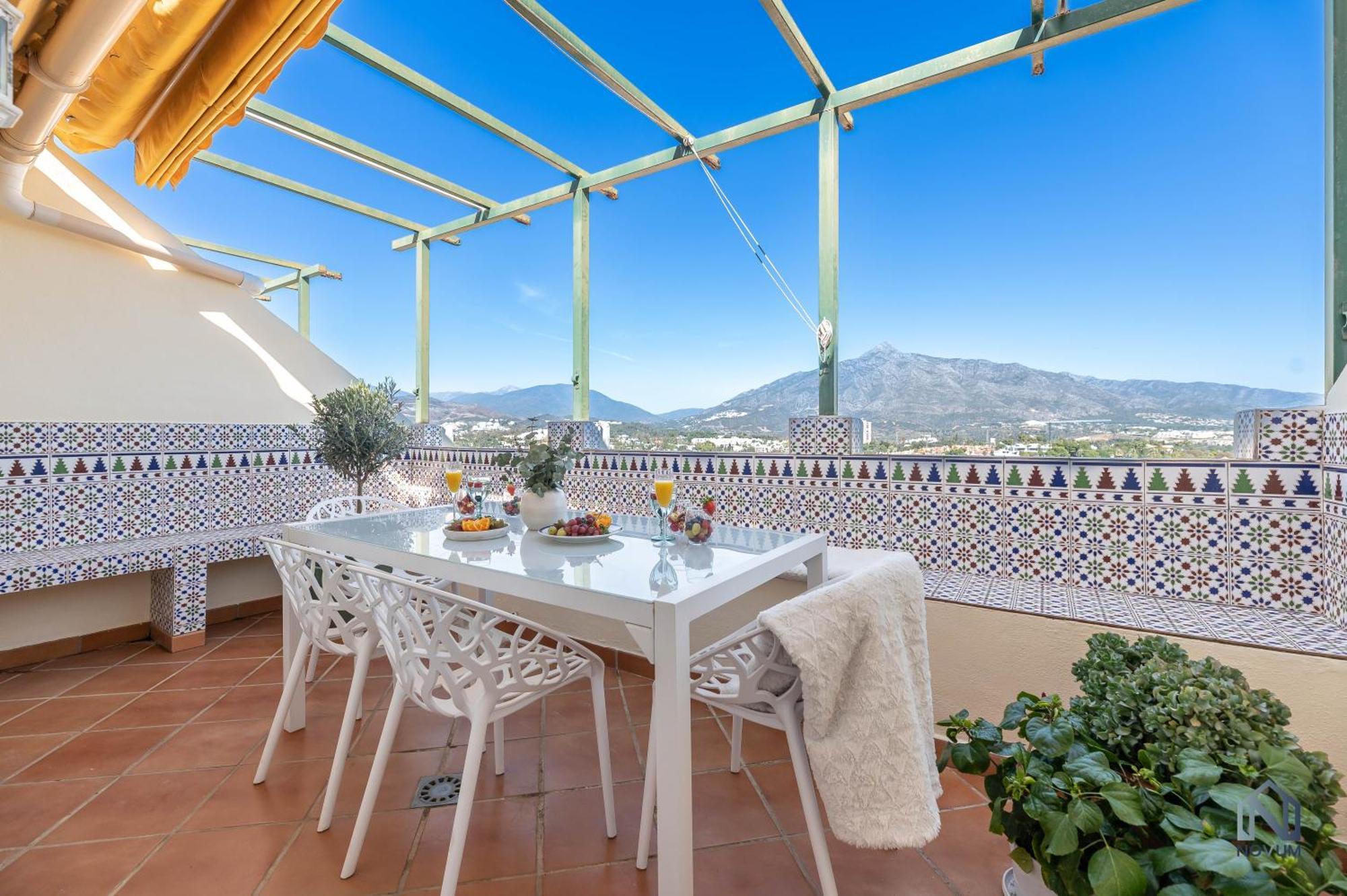 Cozy 2 Bdrm W Sea Views Next To Puerto Banus Marbella