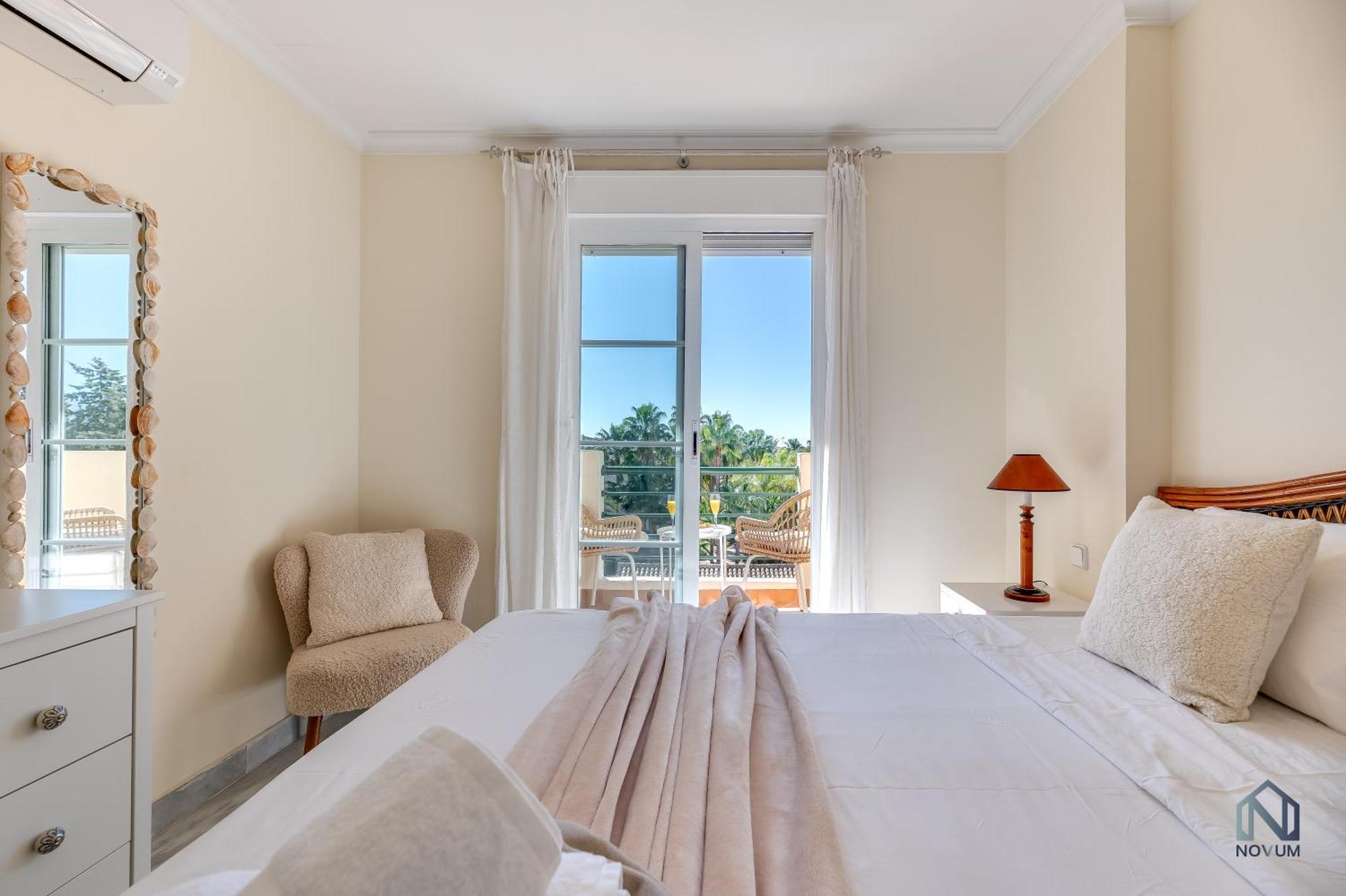Cozy 2 Bdrm W Sea Views Next To Puerto Banus *