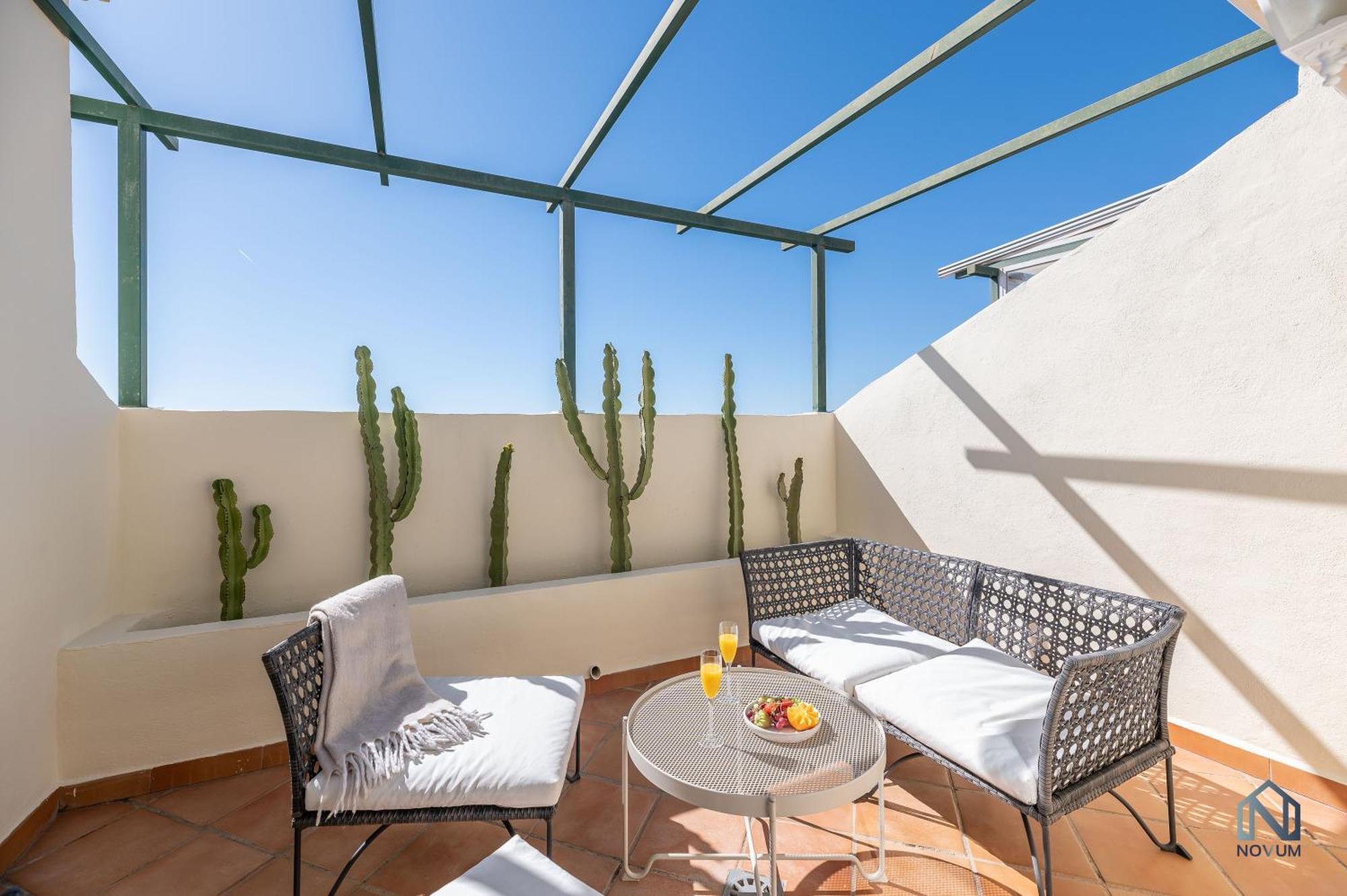 Cozy 2 Bdrm W Sea Views Next To Puerto Banus *