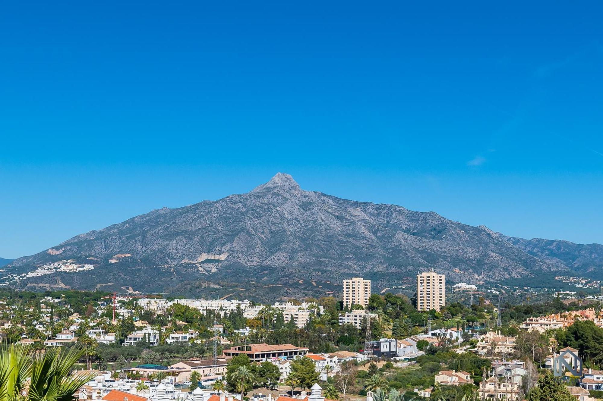 Cozy 2 Bdrm W Sea Views Next To Puerto Banus *